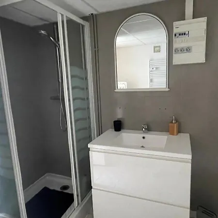 Apartment Avec Petit Jardin *